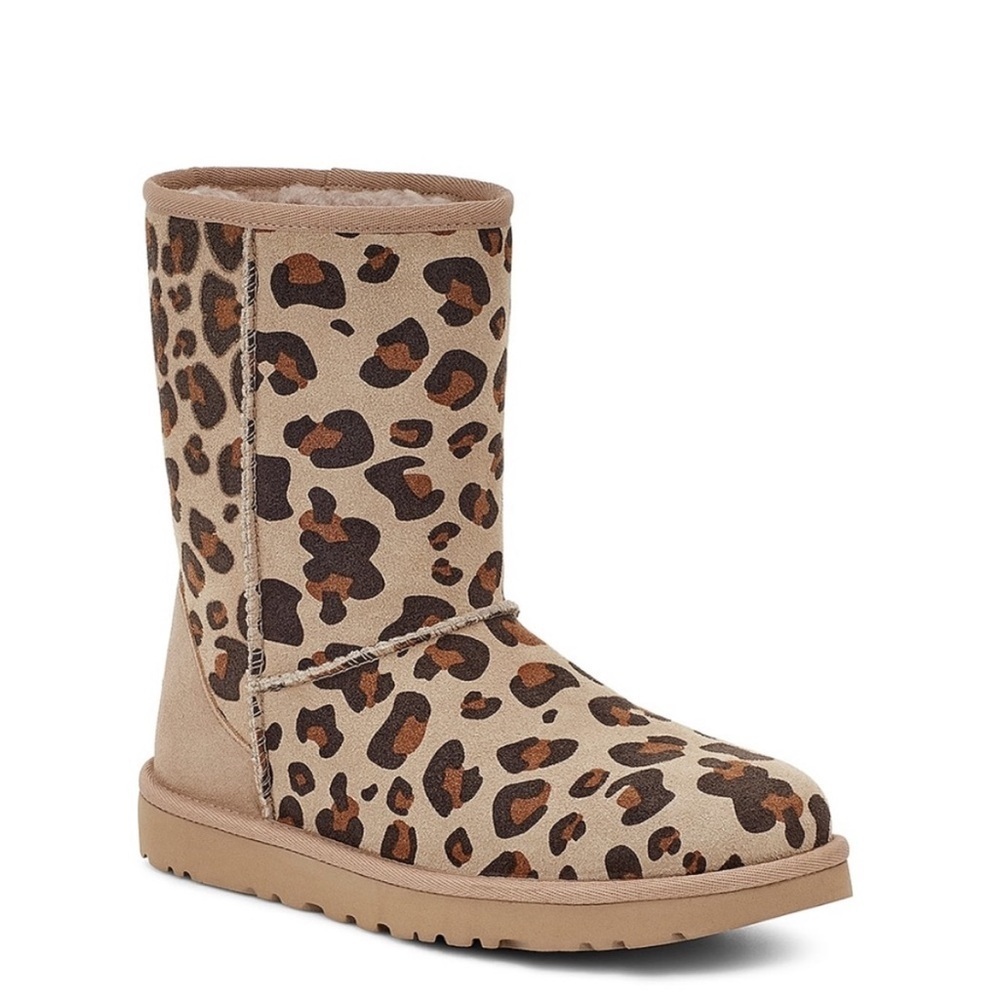 UGG Classic Short II Genuine Sheepskin Lined Boots Amphora Leopard Print Size 7